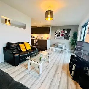 Lush Bay With Secure Parking And Fast Wifi , Cardiff United Kingdom